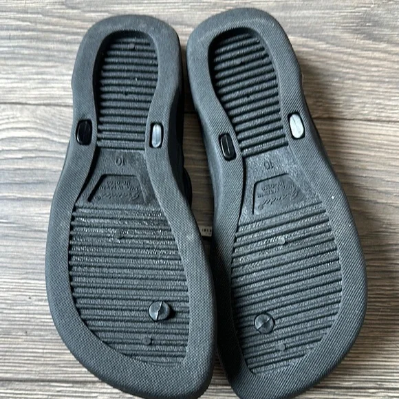 Elegant Black and Brown Sandals with Floral Embellishments - Picture 5 of 7